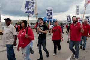 2023年9月17日，美国密歇根州有汽车工人在福特厂房外游行。 （图：路透社）