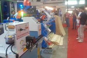 320厂商展示先进木制品生产设备