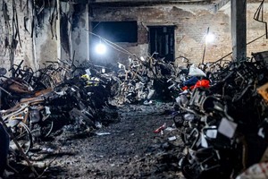 公安部刑事科学院：小型公寓火警因摩托车电池短路所致。图为火势熄灭后的现场。（图：中原）