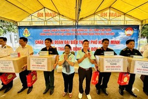 本市代表团探望“督”屿干部、战士与人民