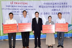 副总领事徐州向校捐赠奖助学金。