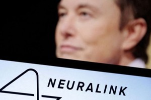马斯克的大脑芯片新创公司「神经链接」19日宣布已获得独立审查委员会批准，将开始进行将芯片植入大脑的首次人体临床试验，该公司正在招募自愿参与者。（图：互联网）