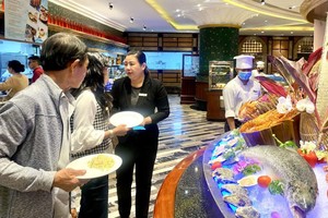 溫莎自助餐服務員向食客介紹烹飪各道海鮮的美食。