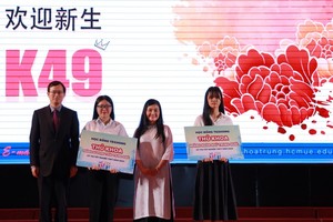 徐州副总领事颁发奖学金给榜首大学生。