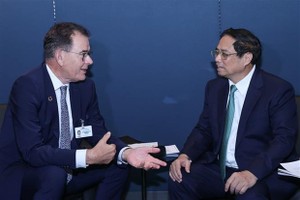 政府总理范明政（右）会见联合国工业发展组织总干事格尔德·穆勒。（图：越通社）