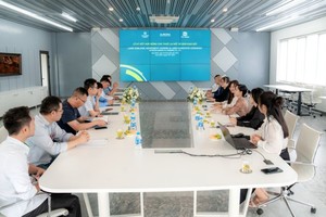 签约仪式上各方代表进行了信息交流