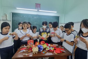 五年级老师正在教学生折花灯。