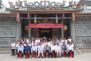 义安会馆理事长陈裕与诸位理事会和大学生合照留念。