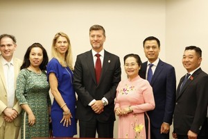 以市委副书记、市人民议会主席阮氏丽为团长的市领导代表团已对美国纽约市进行工作。