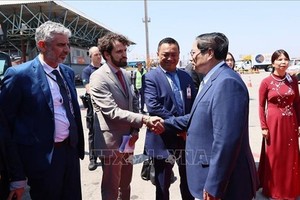 圣保罗州政府领导、巴西驻越南大使、越南驻巴西大使范氏金花等到机场迎接范明政总理一行。（图：越通社）