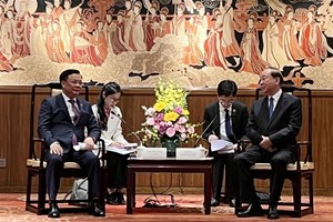 河内市委书记丁进勇同志会见中共中央政治局委员、广东省委书记黄坤明同志。（图：越通社）
