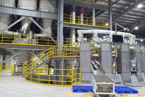 新工厂的生产设备大部分是自动操作。