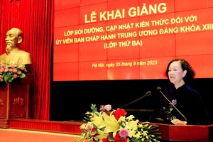 中央组织部长张氏梅在开学典礼上致词。（图：HCMA）