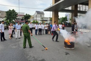 图为本市某一公寓居民演习灭火行动。（图：景线）