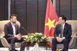 越南国会主席王廷惠（右）接见保加利亚最大制药企业SoPharma集团并购总监迪米塔尔‧奈德诺夫。（图：越通社）