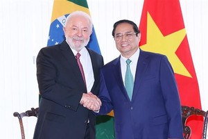 越南政府总理范明政（右）与巴西总统路易斯·伊纳西奥·卢拉·达席尔瓦握手合影。（图：越通社）