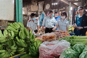 在守德集散市场进行食品安全检查。