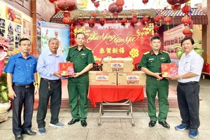 第八郡军事指挥处代表接受崇正慈善会馆赠送月饼。