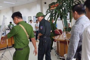 职能力量赶到事发现场进行调查。（图：成仁）