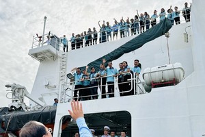 本市已组织6个代表团、共600多位代表前往属于西南海域的各个岛屿探访岛上的干部、战士与人民。