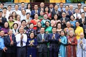 国家主席武文赏（前中）同代表团在主席府前合影留念。（图：越通社）