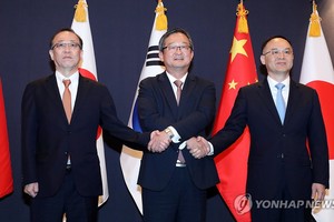 9月26日，在首尔乐天酒店，韩中日部长助理级别官员在高官会议举行前合影留念。左起依次是日本外务省外务审议官船越健裕、韩国外交部次官补郑炳元、中国外交部部长助理农融。（图：韩联社）