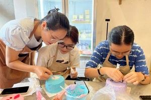 年轻人学做饼及插花，希望能兼职。