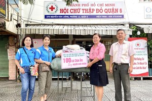 第六郡红十字会接受联友音乐研究社捐赠的被子。