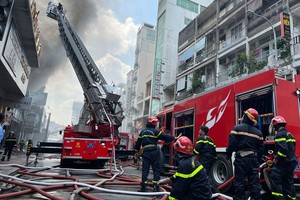 消防员在工作时要保持警觉并集中注意力。