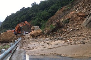 8A国道发生山体滑坡致交通中断