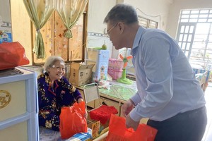 孙国强监事长送礼物给林光精舍老人院的孤寡长者。