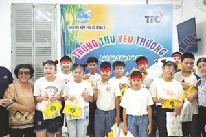 郡妇联会送月饼及花灯给将来残疾学校的学生。