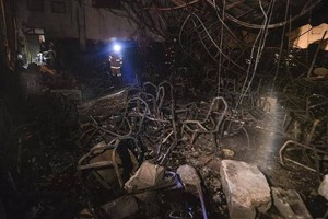 当地时间26日晚上10:45左右，在伊拉克北部尼尼微省哈姆达尼耶镇举行的一场婚礼上发生严重火灾，已造成至少100人死亡。图为大火后的婚礼大厅。（图：互联网）