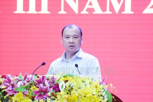 中央宣教部副部长黎海平向会议报告专题。（图：市党部新闻网）