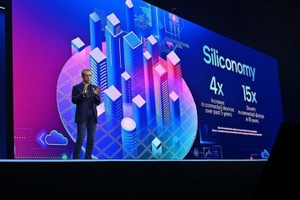 英特尔公司首席执行官派特‧基辛格在开幕式上发表演讲。