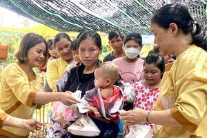 “潮水”负责人陈氏水（左一）与成员派发中秋礼物与米饭。
