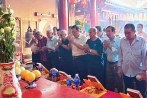 二府会馆全体理事、顾问、名誉顾问进行参拜。