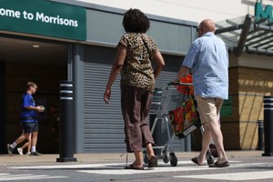 超市外的英国购物者。（图：Getty Images）