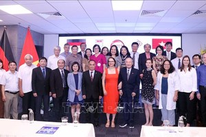 与会代表合影留念。（图：越通社）