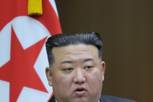 据朝中社9月28日报道，第14届最高人民会议第9次会议于26日至27日在平壤万寿台议事堂举行，国务委员会委员长金正恩出席并发表讲话。图为金正恩讲话。 （图：韩联社/朝中社）