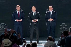 波兰总统杜达（中）在参加2023年欧洲体育和旅游大会时宣布，波兰拟申办2036年夏季奥运会。（图：路透社）