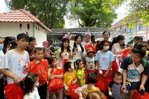 市师大中文系大学生向清贫病童赠送礼物。