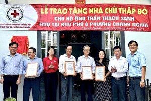 平阳省土龙木市正义坊红十字会向土龙木天后宫理事会、福建会馆代表和各热心单位颁发感谢状。