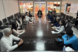 Viglacera总公司工作代表团与委内瑞拉工业和生产部举行会议现场。