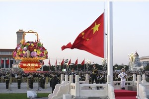中国超 30 万民众国庆日天安门广场观升旗