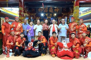 点睛开光后，各代表与仁义堂龙狮团应赛成员合照。