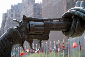 联合国纽约总部陈列的瑞典雕塑家卡尔·弗雷德里克·路特瓦尔德的作品，“非暴力”，又称“打结的手枪”。（图：联合国）