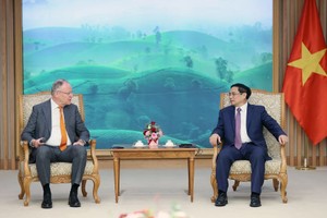 政府总理范明政与德国下萨克森州州长斯特凡‧魏尔交谈。（图：越通社）