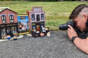 卡梅伦（右）拍摄模型场景。（图：互联网）