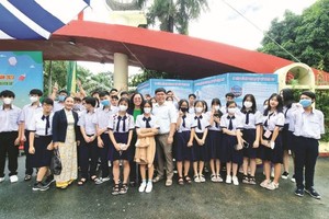 有关部门领导与学生合影。